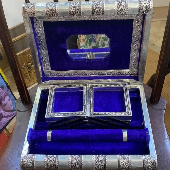 Fantastic LargeVintage Heavily Embossed Locking Jewelry Box EUC